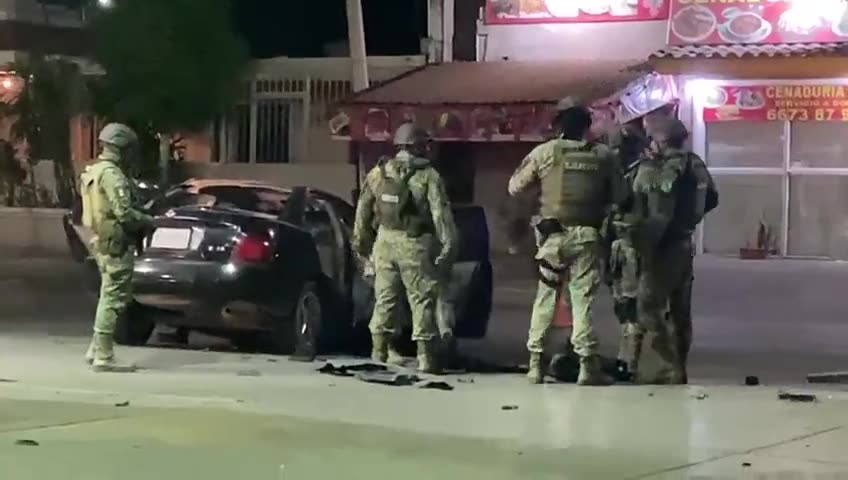 Culiacán - Sinaloa: -3 dead; -4 injured and arrested; Chase and shooting; gunmen (black Sentra) being pursued by the Teams, crashed into the car of Rodrigo Rigoberto (golden vehicle), who unfortunately died while receiving treatment at a hospital.
