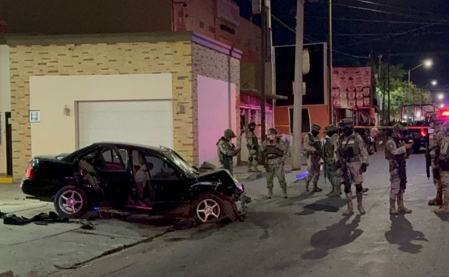 Culiacán - Sinaloa: -3 dead; -4 injured and arrested; Chase and shooting; gunmen (black Sentra) being pursued by the Teams, crashed into the car of Rodrigo Rigoberto (golden vehicle), who unfortunately died while receiving treatment at a hospital.