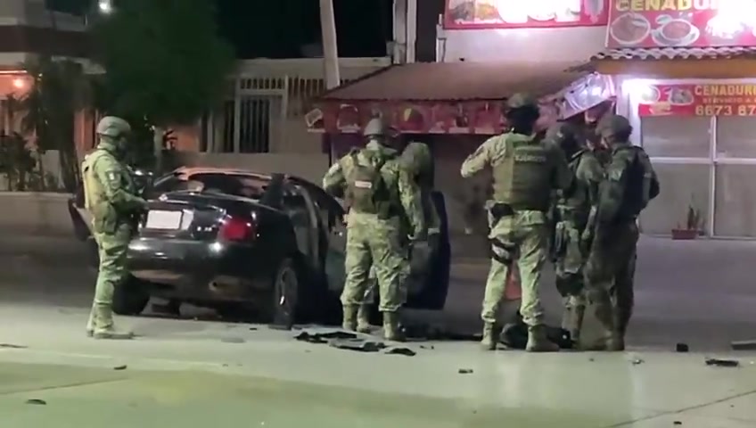 Culiacán - Sinaloa: -3 dead; -4 injured and arrested; Chase and shooting; gunmen (black Sentra) being pursued by the Teams, crashed into the car of Rodrigo Rigoberto (golden vehicle), who unfortunately died while receiving treatment at a hospital.