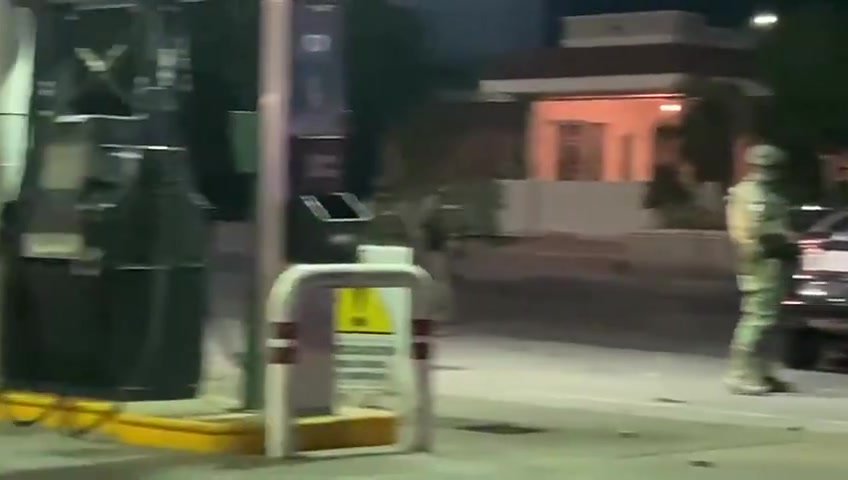Culiacán - Sinaloa: -3 dead; -4 injured and arrested; Chase and shooting; gunmen (black Sentra) being pursued by the Teams, crashed into the car of Rodrigo Rigoberto (golden vehicle), who unfortunately died while receiving treatment at a hospital.