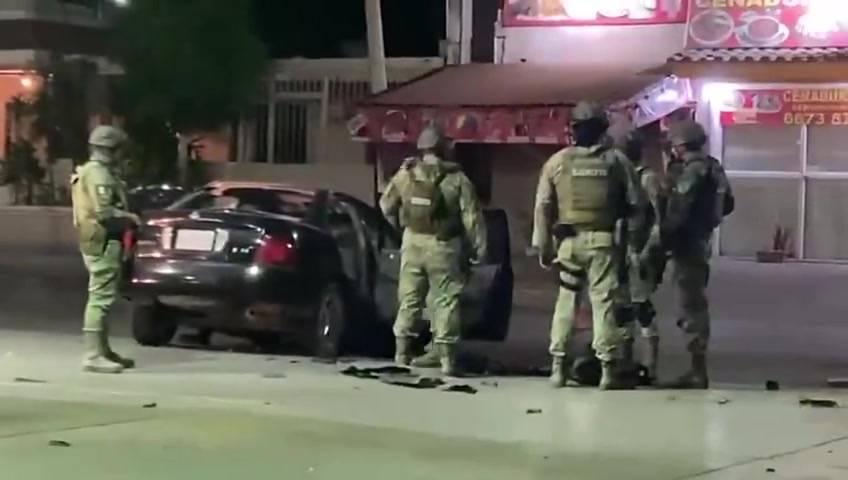 Culiacán - Sinaloa: -3 dead; -4 injured and arrested; Chase and shooting; gunmen (black Sentra) being pursued by the Teams, crashed into the car of Rodrigo Rigoberto (golden vehicle), who unfortunately died while receiving treatment at a hospital.