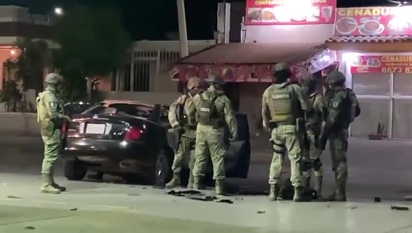 Culiacán - Sinaloa: -3 dead; -4 injured and arrested; Chase and shooting; gunmen (black Sentra) being pursued by the Teams, crashed into the car of Rodrigo Rigoberto (golden vehicle), who unfortunately died while receiving treatment at a hospital.