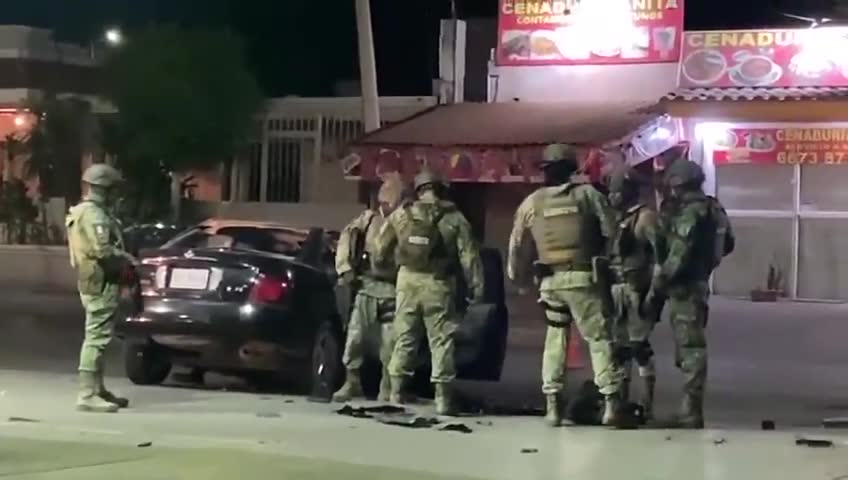 Culiacán - Sinaloa: -3 dead; -4 injured and arrested; Chase and shooting; gunmen (black Sentra) being pursued by the Teams, crashed into the car of Rodrigo Rigoberto (golden vehicle), who unfortunately died while receiving treatment at a hospital.