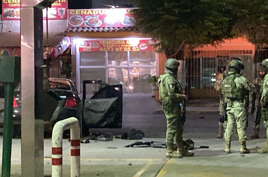 Culiacán - Sinaloa: -3 dead; -4 injured and arrested; Chase and shooting; gunmen (black Sentra) being pursued by the Teams, crashed into the car of Rodrigo Rigoberto (golden vehicle), who unfortunately died while receiving treatment at a hospital.