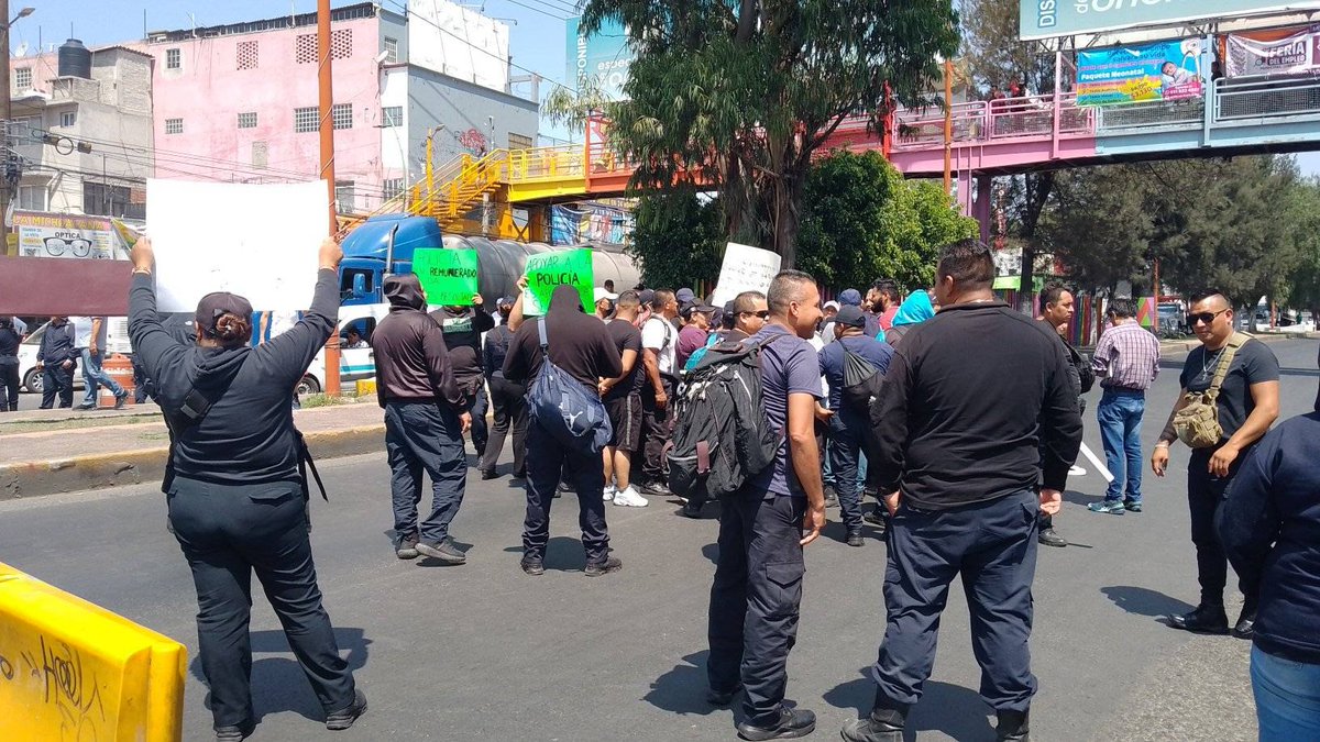 A blockade has been reported on the Mexico-Texcoco highway in the municipality of Los Reyes, La Paz, Edomex; the protesters claim to be municipal police officers protesting working conditions.