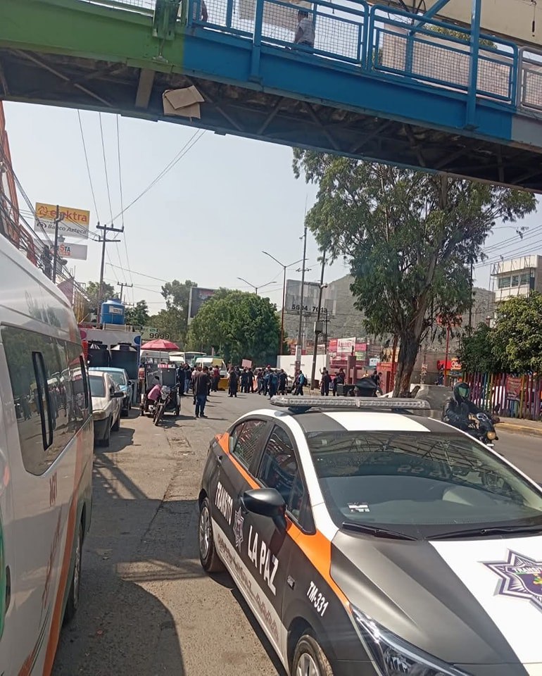 Er is een blokkade gemeld op de snelweg Mexico-Texcoco in de gemeente Los Reyes, La Paz, Edomex. De demonstranten doen zich voor als ambtenaren van de gemeentepolitie die protesteren tegen de arbeidsomstandigheden.