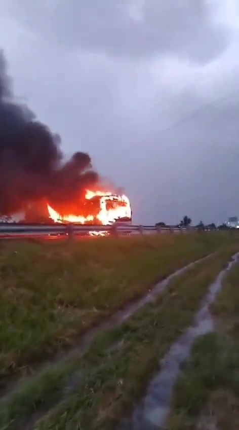 Taxi drivers set fire to a bus during a protest in Zinapécuaro.