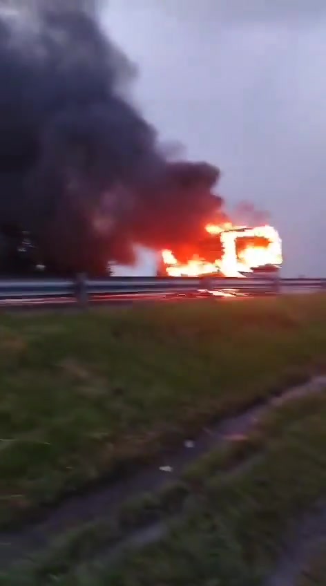 Taxi drivers set fire to a bus during a protest in Zinapécuaro.