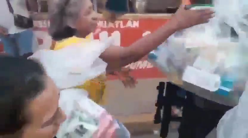 CJNG openly distributing blankets to victims of the floods in victims in Tihuatlán, Veractuz