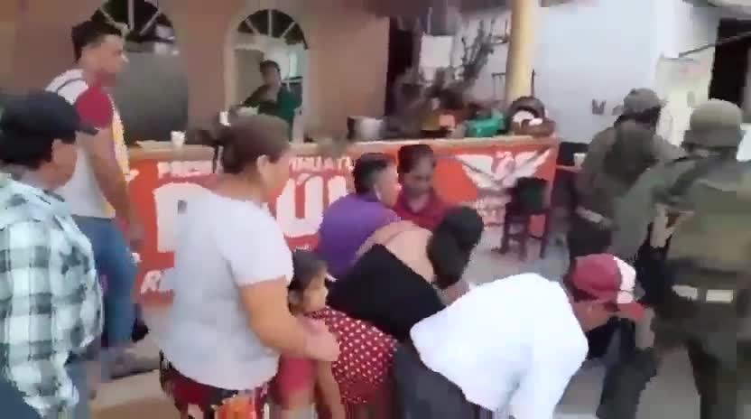 CJNG openly distributing blankets to victims of the floods in victims in Tihuatlán, Veractuz