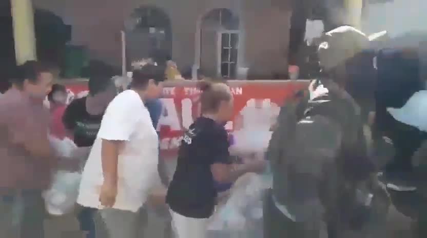 CJNG openly distributing blankets to victims of the floods in victims in Tihuatlán, Veractuz