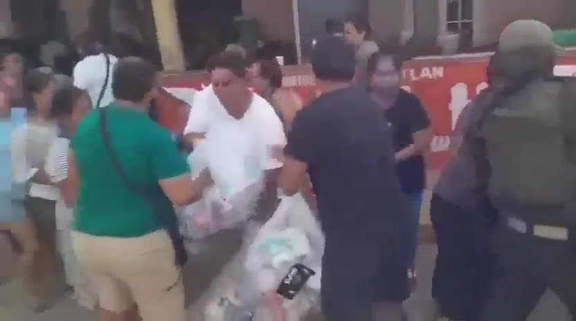 CJNG openly distributing blankets to victims of the floods in victims in Tihuatlán, Veractuz