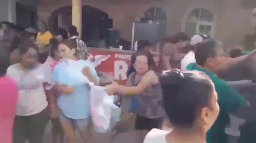 CJNG openly distributing blankets to victims of the floods in victims in Tihuatlán, Veractuz