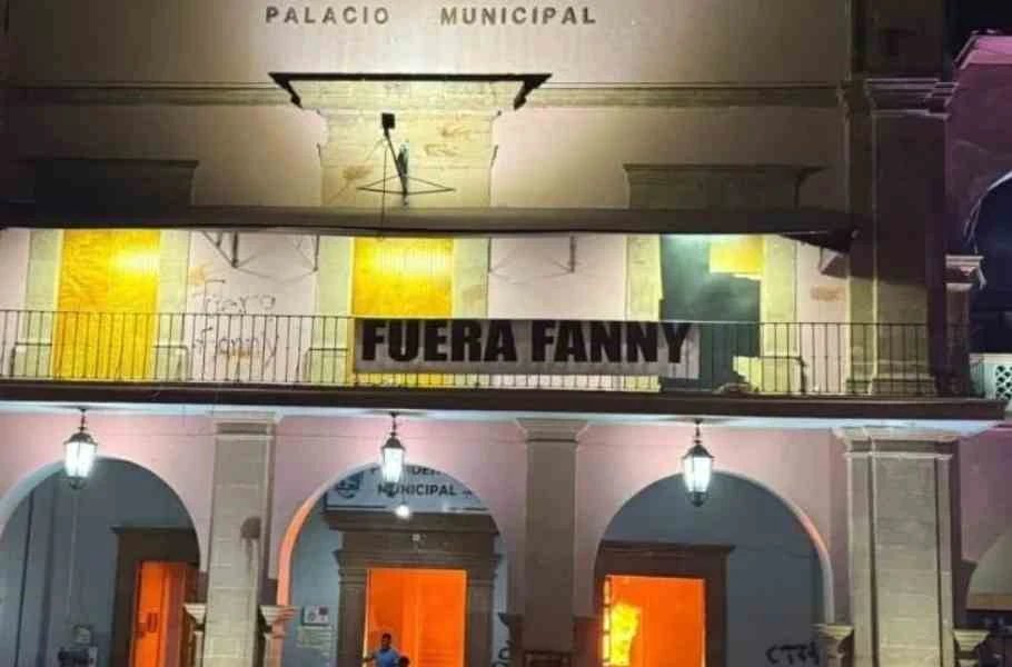 Manifestantes incendian el palacio municipal de Apatzingán, Michoacán   Estados Protestas