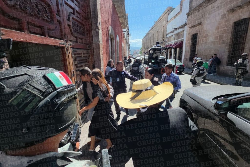 Under the protection of the National Guard, Grecia Quiroz, widow of Carlos Manzo, arrives at the State Congress to be sworn in as the substitute Municipal President of Uruapan.
