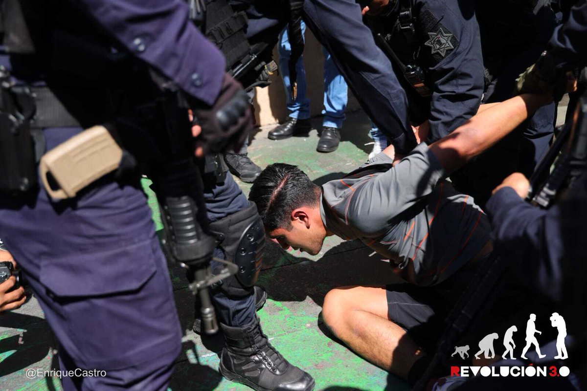 Morelia - Michoacán - He tried to enter the State Congress where Grecia Quiroz was to be sworn in as mayor of Uruapan, but he refused to be searched. Suddenly, the police surrounded him, reportedly seizing marijuana and a can of spray paint.