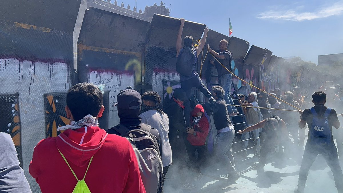 Full on riot in Mexico City’s Zocalo as anti-Sheinbaum protesters attempt to tear down the security wall protecting the National Palace