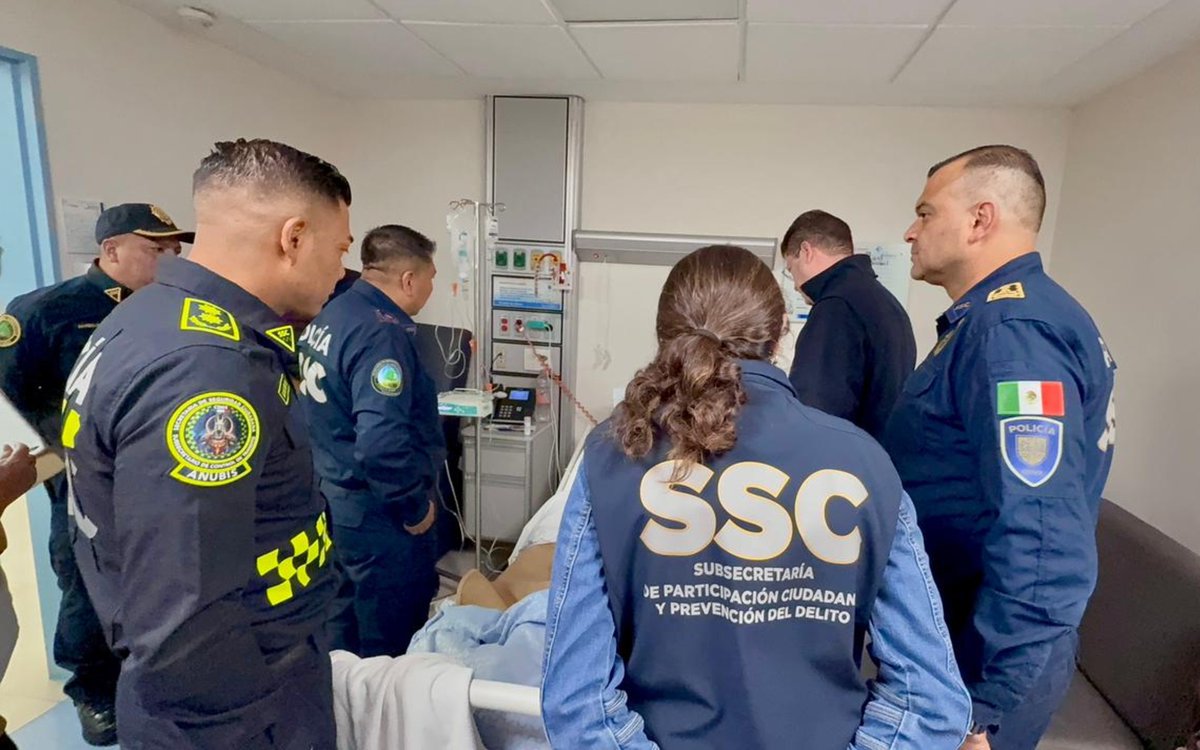 El secretario de Seguridad Ciudadana de la Ciudad de México, Pablo Vázquez Camacho, visitó a los 14 elementos de la policía capitalina que reciben atención médica especializada tras las lesiones sufridas durante las protestas del sábado en el Zócalo