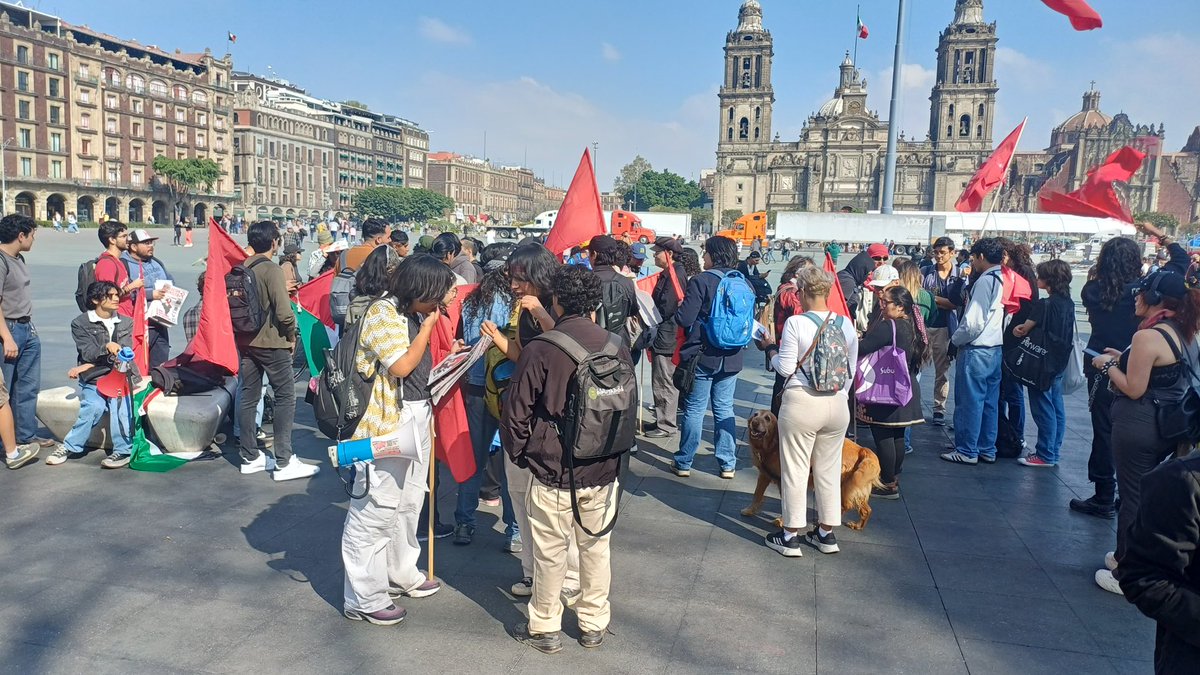 Des manifestants arrivent sur le Zócalo à Mexico