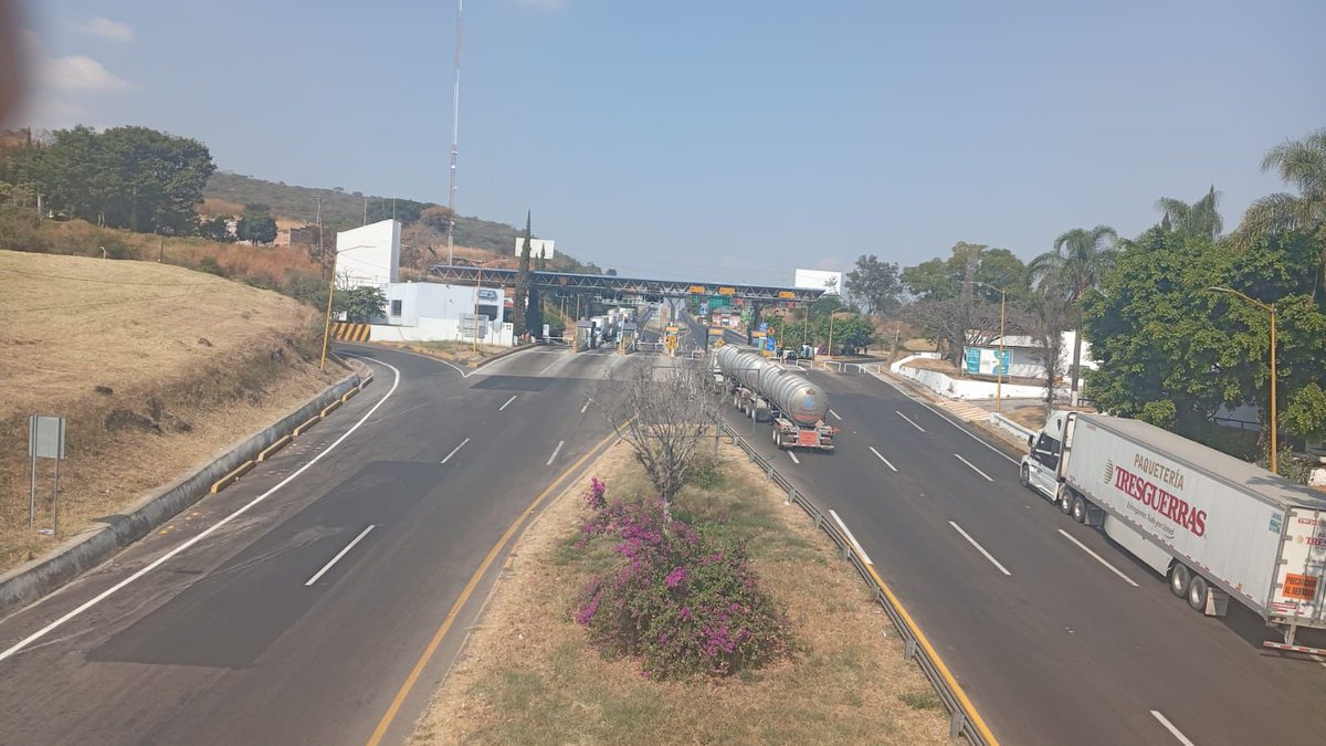 A blockade of the tollbooth in Ocotlán, Jalisco, has been reported. Several protesters are present at the scene, preventing passage.