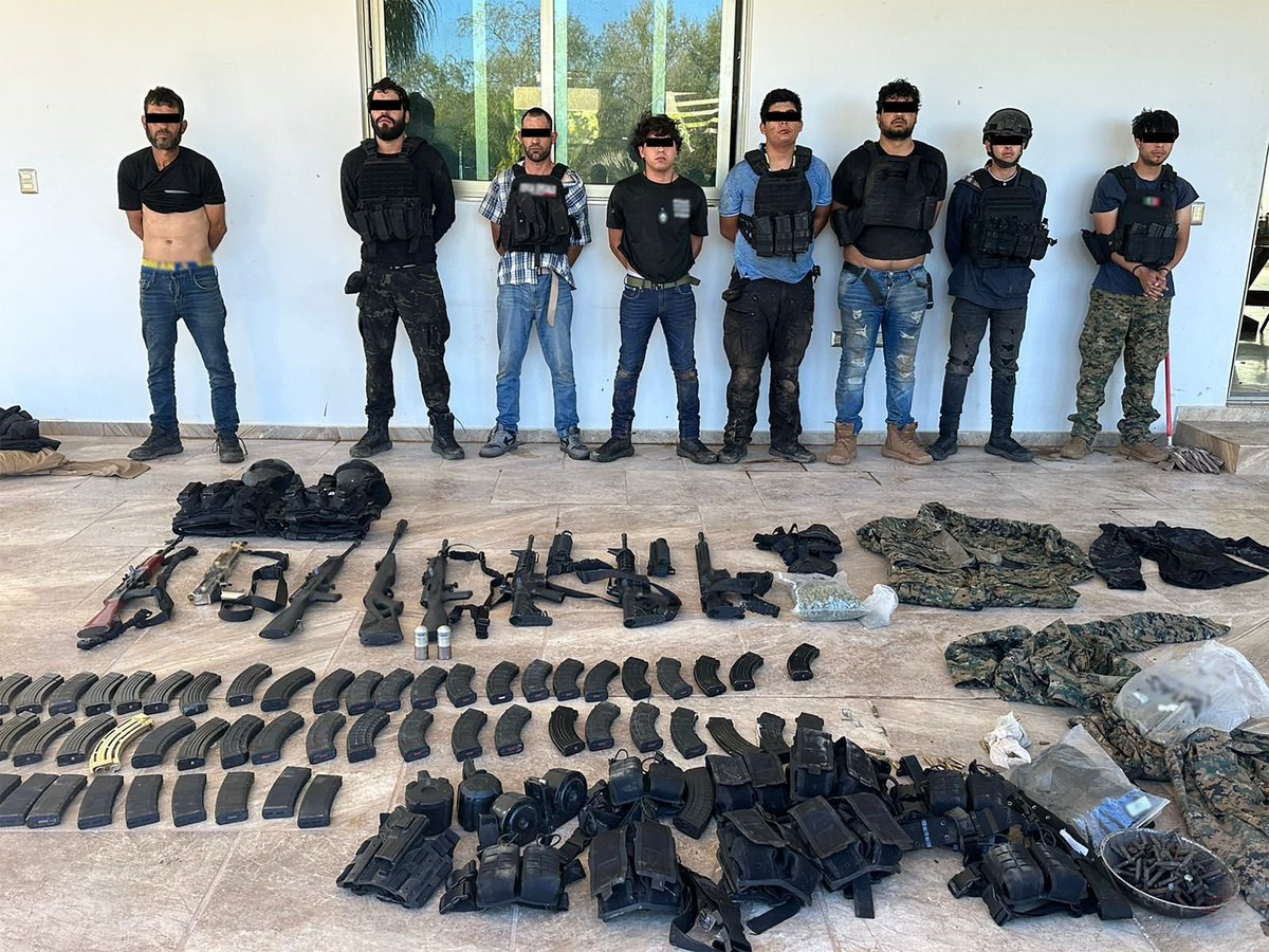 Neun Bandenmitglieder in Lemoncito, Sinaloa, festgenommen, Waffen, Drogen, Magazine und taktische Ausrüstung beschlagnahmt