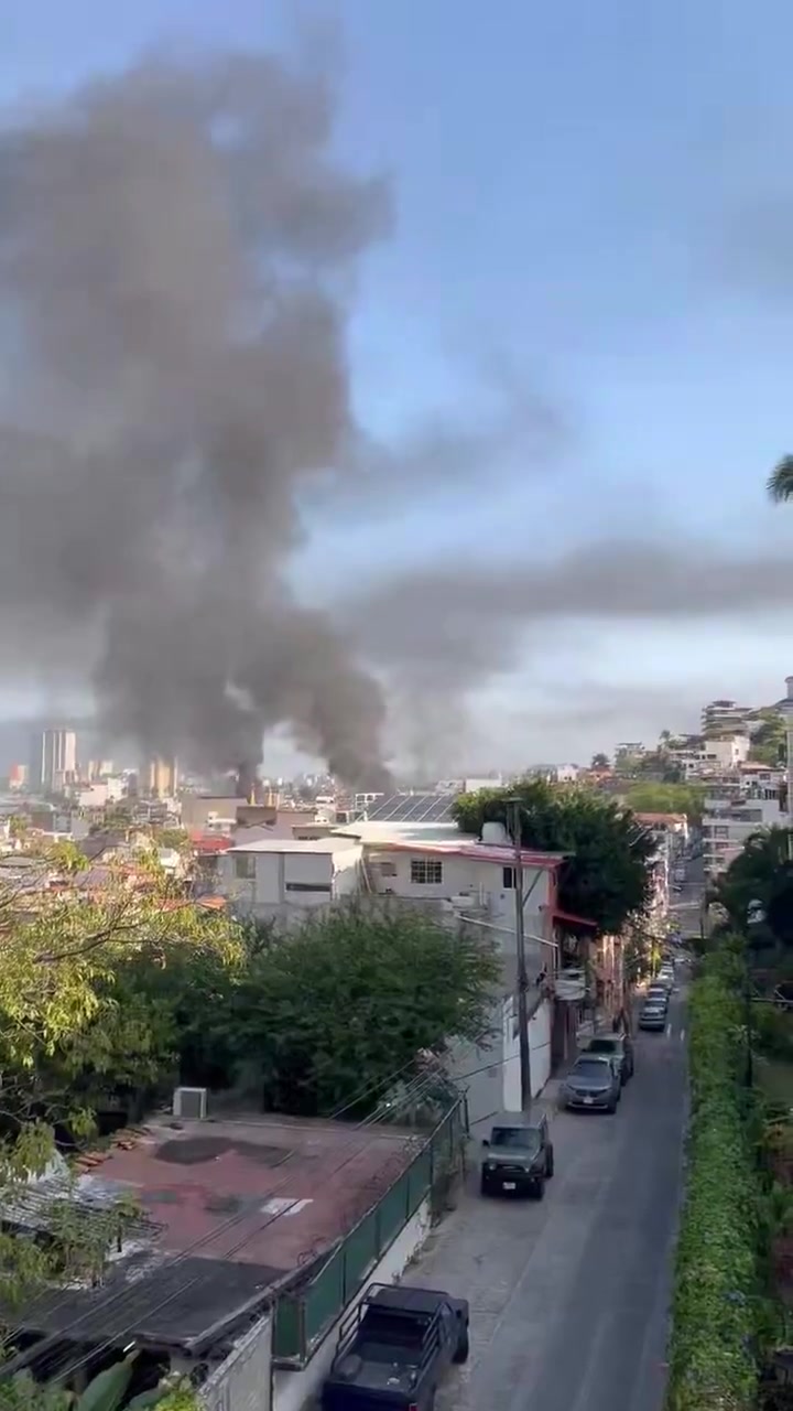 Drug cartel roadblocks set up by the Jalisco New Generation Cartel (CJNG) during a federal operation to arrest one of its leaders in Tapalpa, Jalisco, have spread to Tamaulipas, Guanajuato, Zacatecas, Nayarit, Colima and Michoacán; Puerto Vallarta looks like a war zone