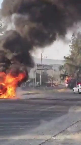 Jalisco under fire: the CJNG cartel has attacked the civilian population, setting their vehicles on fire after a federal operation in Tapalpa to arrest one of its leaders.