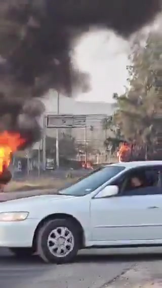 Jalisco under fire: the CJNG cartel has attacked the civilian population, setting their vehicles on fire after a federal operation in Tapalpa to arrest one of its leaders.