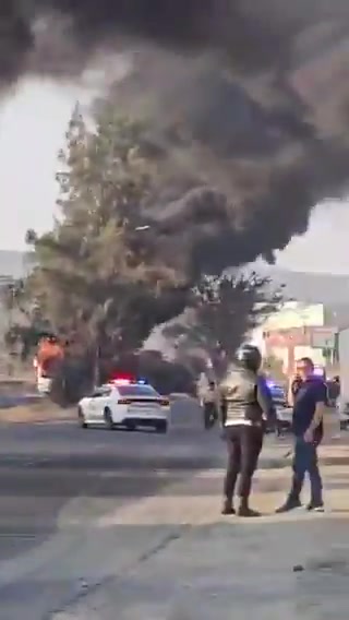 Jalisco under fire: the CJNG cartel has attacked the civilian population, setting their vehicles on fire after a federal operation in Tapalpa to arrest one of its leaders.