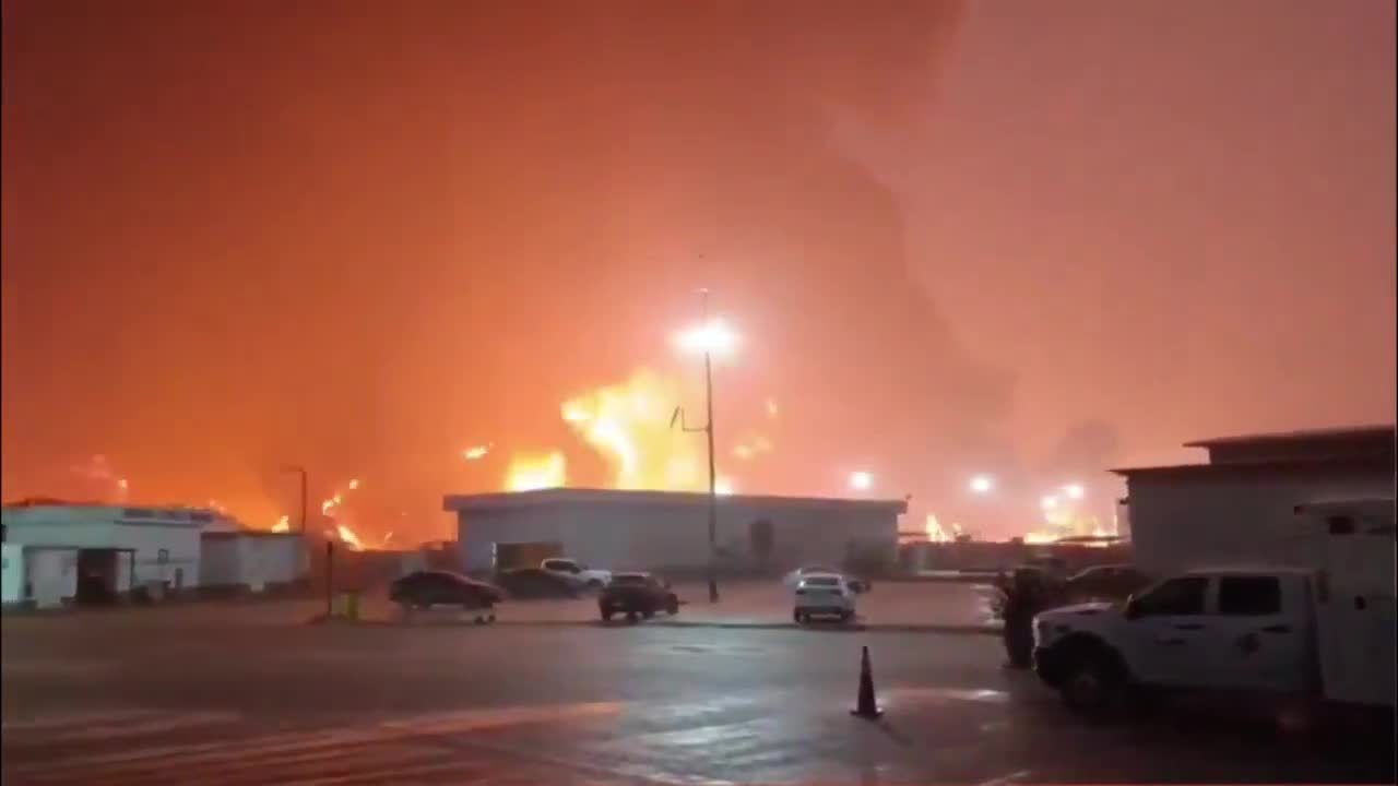 Bei einem Großbrand in einer Ölraffinerie in Tabasco, Mexiko, kamen fünf Menschen ums Leben.