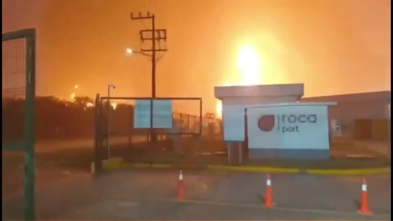 Massive fire in oil refinery in Tabasco, Mexico, 5 people dead