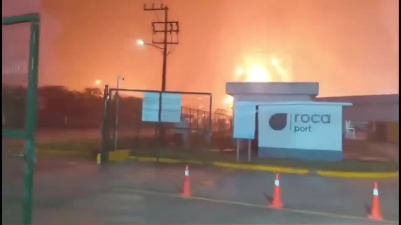 Massive fire in oil refinery in Tabasco, Mexico, 5 people dead