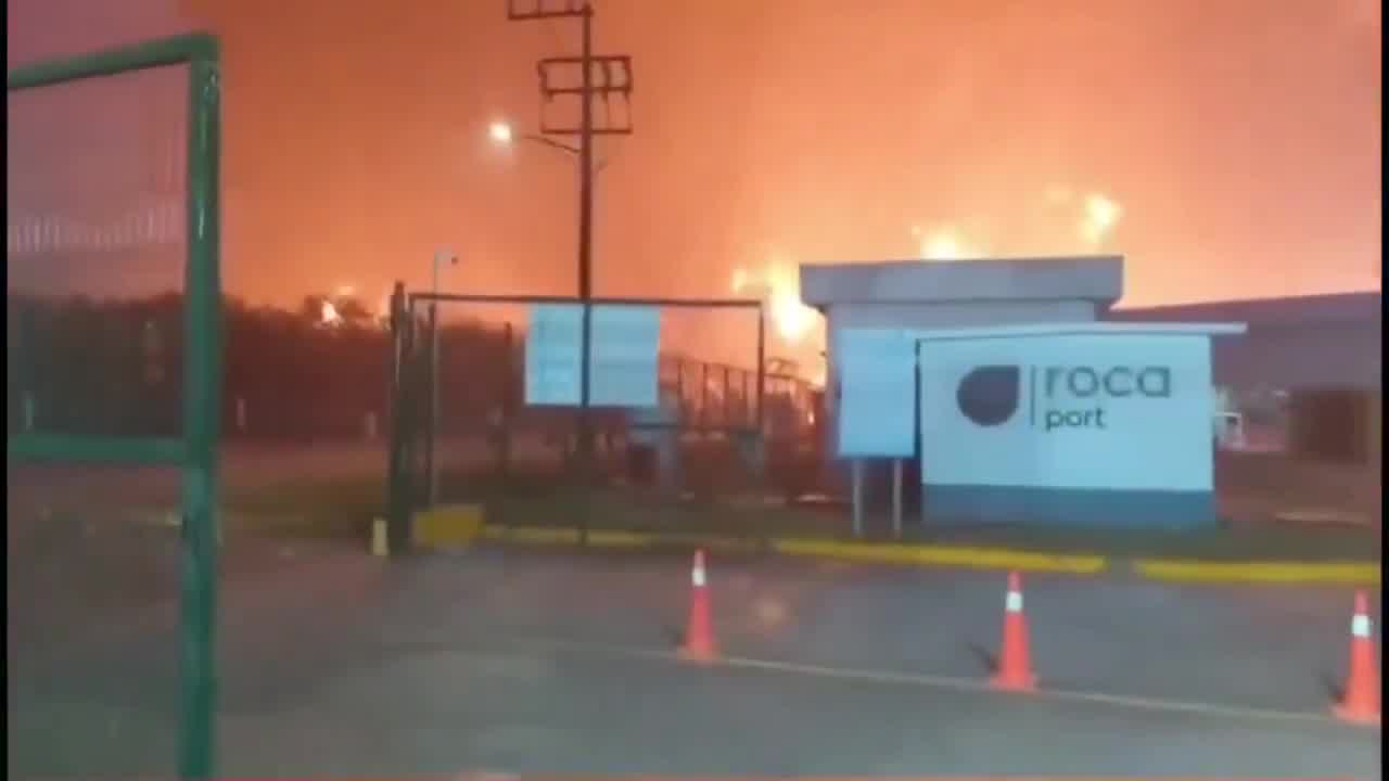 Massive fire in oil refinery in Tabasco, Mexico, 5 people dead