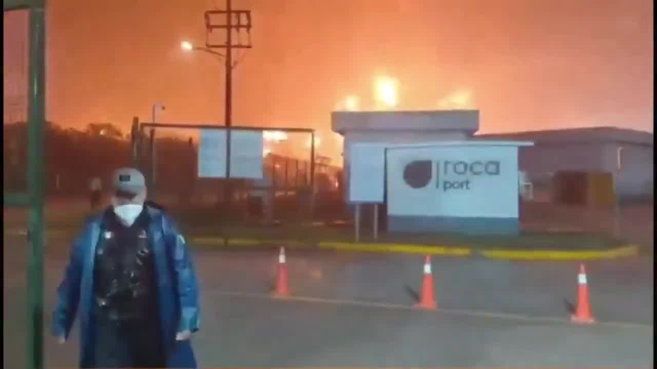 Massive fire in oil refinery in Tabasco, Mexico, 5 people dead